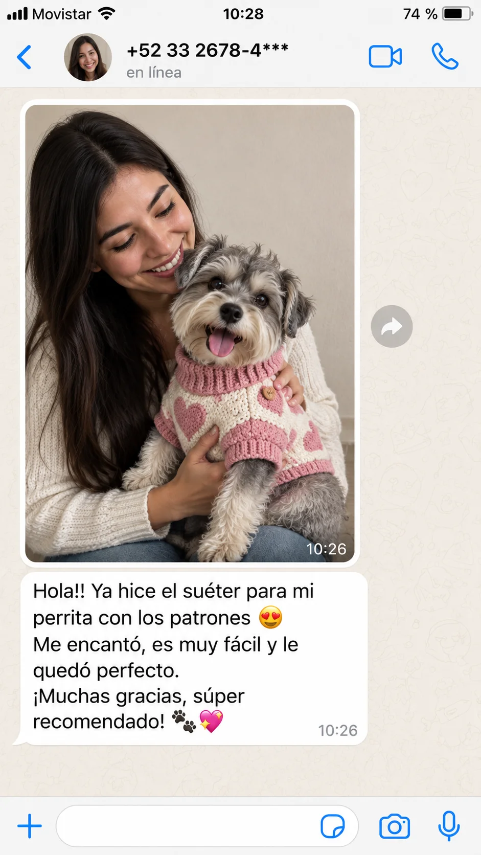 Testimonio de compradora mostrando un suéter para su perrita